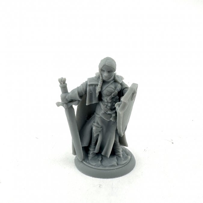 Reaper Bones 07129 - Isabeau Laroche, Female Paladin | GrognardGamesBatavia